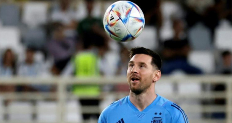 La mégastar de l'Argentine Leo Messi lors d'une séance d'entraînement au camp de base d'Abou Dhabi, le 14 novembre 2022.