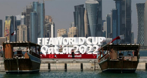 Un panneau annonçant la tenue de la Coupe du monde au Qatar avec en arrière-plan une vue de la ville de Doha, le 17 novembre 2022.