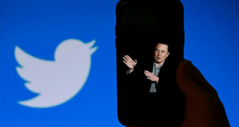 Le logo de Twitter et une photo d'Elon Musk sur un écran de smartphone, le 4 octobre 2022, à Washington.