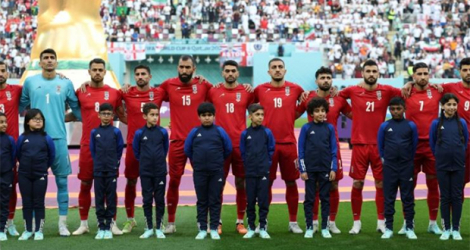 Les joueurs iraniens gardent le le silence lors de leur hymne national, avant leur match contre l'Angleterre, lors du Mondial, le 21 novembre 2022 au stade Khalifa à Doha au Qatar.