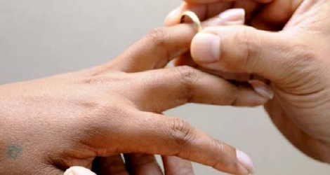 N’ayant pas eu de mariage civil, certaines veuves musulmanes sont maintenant non éligibles aux allocations mensuelles.