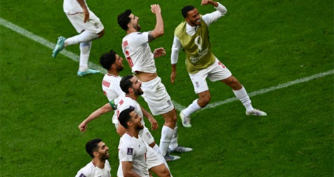 Les footballeurs iraniens laissent éclater leur joie après leur victoire 2-0 face au pays de Galles le 25 novembre 2022, un succès qui les relance dans la Coupe du monde.