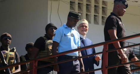 L'ancien président comorien Ahmed Abdallah Sambi à son arrivée au tribunal à Moroni, le 21 novembre 2022.