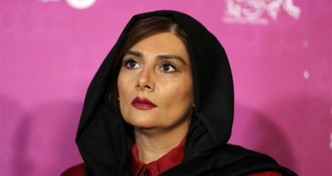 L'actrice iranienne Hengameh Ghaziani pose à avant une projection lors de la 34e édition du festival du film Fajr à la tour Milad à Téhéran le 3 février 2016.