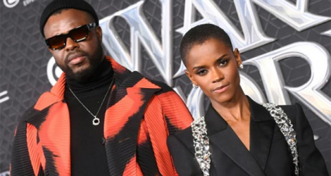 Winston Duke et Letitia Wright à l'avant-première de «Wakanda Forever», le 26 octobre 2022, à Hollywood.