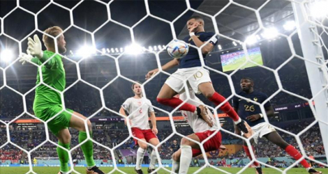 L'attaquant français Kylian Mbappé inscrit son second but contre le Danemark en phase de poule du Mondial-2022 le 26 novembre 2022 à Doha.
