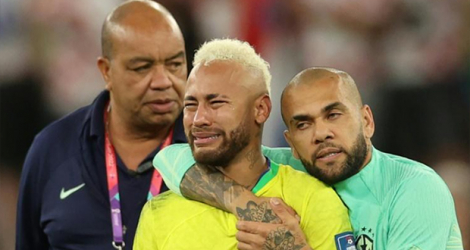 Neymar en pleurs et reconforté par Dani Alves après l'élimination du Brésil au Mondial, au stade Education City à Doha, le 9 décembre 2022.