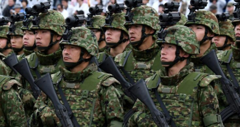 Des soldats des Forces d'autodéfense japonaises défilent dans le camp d'entraînement d'Asaka, près de Tokyo, le 14 octobre 2018.