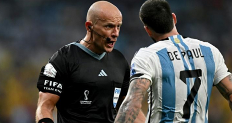L'arbitre polonais Szymon Marciniak réprimande le milieu argentin Rodrigo De Paul lors d'un match du Mondial, le 3 décembre 2022 à Doha.