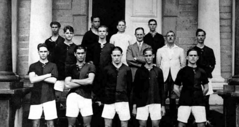 L’équipe de foot du Collège Royal de Curepipe au début des années 1920, avec l’instructeur d’éducation physique Charles Lamb au second rang. En bas, une photo du terrain du collège du Musée de la Photographie.