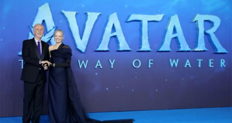 Le réalisateur canadien James Cameron (à gauche) et Suzy Amis Cameron à l'avant-première mondiale du film «Avatar: La voie de l'eau», à Londres, le 6 décembre 2022.