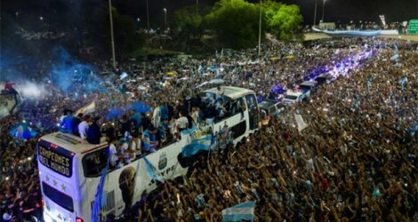 Le bus à impérial transportant la sélection argentine championne du monde, peu après son arrivée à Buenos Aires, le 20 décembre 2022.