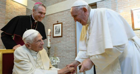 Le pape François salue son prédécesseur Benoît XVI au Vatican le 27 août 2022.