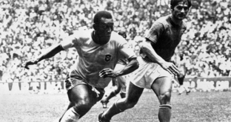 Le meneur de l'équipe du Brésil Pelé (g) devant le défenseur italien Tarcisio Burgnich lors de la finale de la Coupe du monde 1970, à Mexico, le 21 juin 1970.