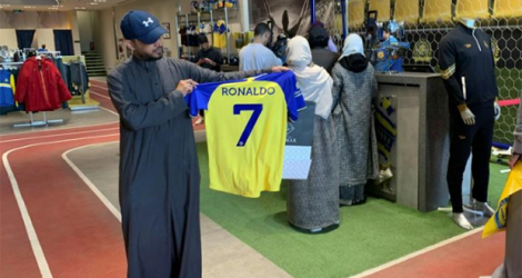 Un supporter du club d'Al Nassr avec un maillot floqué du nom de Cristiano Ronaldo et de son célèbre numéro 7 acheté dans le magasin du club le 31 décembre 2022 à Ryad.