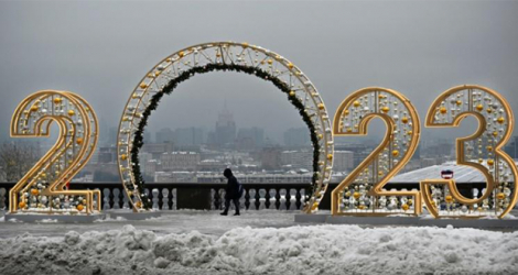 Une illumination installée pour le réveillon du Nouvel An, le 22 décembre 2022 à Moscou.