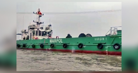 La barge «Virgin 1» se dirige actuellement vers Maurice et sera disponible en cas de marée noire dans le futur. 