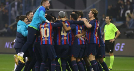 Les joueurs du FC Barcelone euphoriques après leur vctoire contre le Real Madrid en finale de la Supercoupe d'Espagne à Ryad, le 15 janvier 2023.