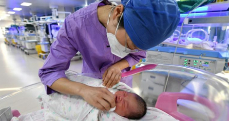 Une infirmière s'occupe d'un nouveau-né dans une maternité de Fuyang, le 17 janvier 2023 dans l'est de la Chine.