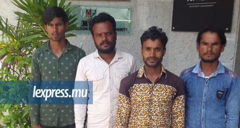 Les quatre travailleurs indiens, devant les locaux du ministère du Travail. Ils ont raconté leurs déboires depuis leur arrivée à Maurice le 2 décembre.