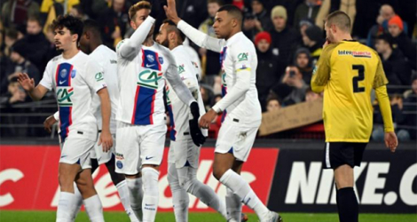 Les Parisiens congratulent le capitaine Kylian Mbappé après un de ses cinq buts contre le Pays de Cassel en Coupe de France, le 23 janvier 2023 au stade Bollaert.