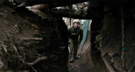 Un soldat ukrainien dans une tranchée sur la ligne de front dans la région de Donetsk, le 23 janvier 2023.