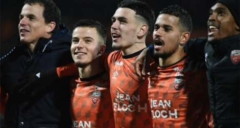 Les joueurs de Lorient célèbrent leur victoire (2-1) face à Rennes lors de la 20ᵉ journée de Ligue 1, le 27 janvier 2023 à Lorient.