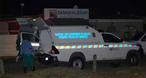 Des véhicules de la police scientifique sur les lieux de la tuerie à Gqeberha, en Afrique du sud, le 29 janvier 2023.