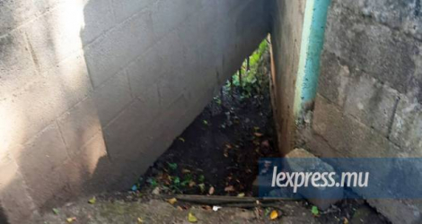 Sous le mur du collège SSS de Floréal, une brèche a été faite pour laisser s’écouler l’eau.