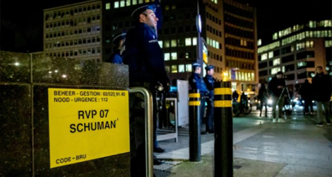 Cordon policier près de la station de métro Schuman où s'est produite une attaque au couteau, le 30 janvier 2023 à Bruxelles.