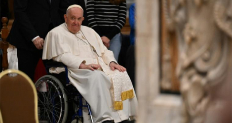 Le pape François arrive en fauteuil roulant pour présider une messe le 22 janvier 2023 à la basilique Saint-Pierre au Vatican.