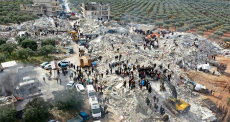 Vue aérienne des décombres d'immeubles détruits par un séisme le 6 février 2023 dans le village de Besnia, province rebelle d'Idlib dans le nord-ouest de la Syrie à la frontière avec la Turquie.