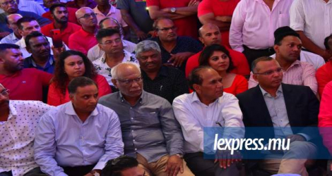 Satish Faugoo (à dr.), avec d’autres anciens rouges, au congrès annuel de son parti en août dernier pour écouter Ramgoolam.