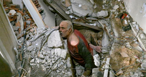 Un homme prisonnier des décombres est secouru à Antakya (Turquie), le 7 février 2023. 