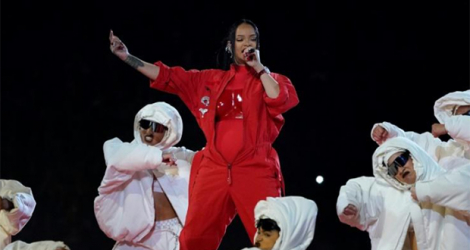 La chanteuse barbadienne Rihanna chante à la mi-temps du Super Bowl, le 12 février 2023 au State Farm Stadium de Glendale, en Arizona.