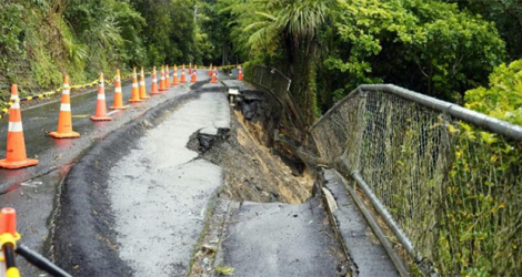 Une route endommagée après le passage d'une tempête tropicale, le 13 février 2023 dans la région d'Auckland, le 13 février 2023 en Nouvelle-Zélande.