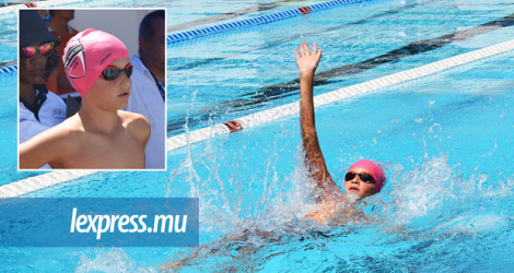 Adam Rajabalee détient, en bassin de 25 mètres, les nouvelles marques du 50 m dos, 100 m dos et 100 m nage libre chez les 10 ans