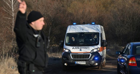 Des policiers sur le site où des migrants ont été retrouvés morts dans un camion, le 17 février 2023 à Lokorsko, près de Sofia, en Bulgarie.