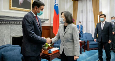 La présidente taïwanaise Tsai Ing-wen et le parlementaire démocrate américain Ro Khanna, à Taipei le 21 février 2023.