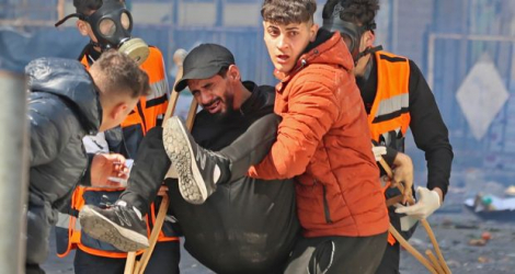 Des Palestiniens évacuent un blessé lors d’un raid israélien dans la ville occupée de Naplouse en Cisjordanie