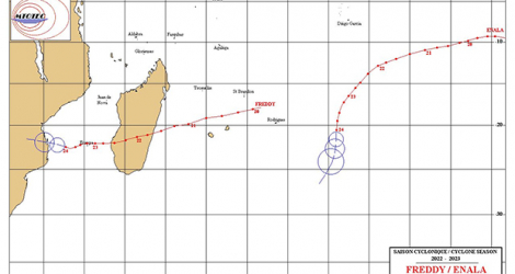 La forte tempête tropicale Enala se trouve à l’est de Rodrigues, alors que Freddy se trouve à l’ouest, à proximité du Mozambique.