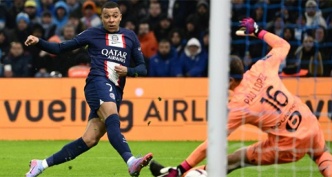 Kylian Mbappé marque son deuxième but pour Paris face au gardien de l'OM Pau Lopez (d), le 26 février 2023 au stade Vélodrome.