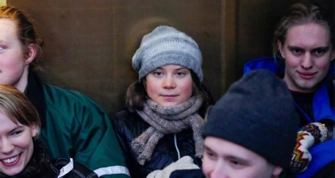 La militante écologistes Greta Thunberg (c), le 27 février 2023 à l'entrée du ministère norvégien de l'Energie. 