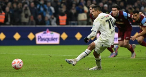  L'attaquant de l'OM Alexis Sanchez tire et manque un penalty contre Annecy en Coupe de France, le 1er mars 2023 à Marseille