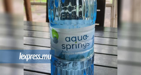 Le 28 février, la Santé interdisait la vente des bouteilles d’eau Aqua Springs.