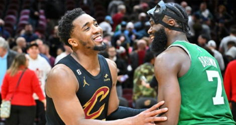 Donovan Mitchell des Cleveland Cavaliers (g) avec Jaylen Brown des Boston Celtics après le match de saison régulière de NBA entre les deux équipes à Cleveland le 6 mars 2023.