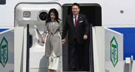 Le président sud-coréen Yoon Suk Yeol et son épouse Kim Keon Hee arrivent à Tokyo, le 16 mars 2023. afp.com - Kazuhiro Nogi  
