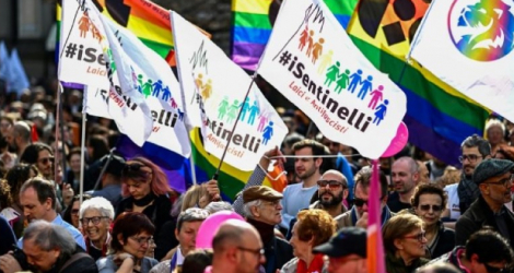 Manifestation pour protester contre des initiatives du gouvernement ultraconservateur de Giorgia Meloni visant à restreindre les droits des parents homosexuels, le 18 mars 2023 à Milan. afp.com - Gabriel Bouys 