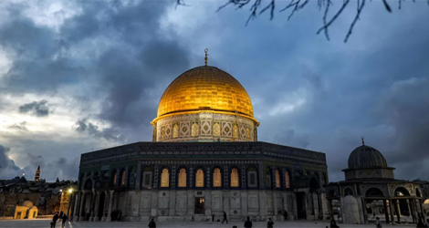 Le Dôme du Rocher illuminé au crépuscule, dans l'enceinte de l'esplanade des Mosquées, à Jérusalem, en Cisjordanie, le 21 mars 2023. 