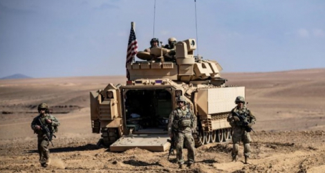 Des soldats des Forces démocratiques syriennes (SDF) et de la coalition antijihadiste dirigée par les Etats-Unis participent à des exercices militaires près de Deir Ezzor, en Syrie, le 25 mars 2022. afp.com - Delil Souleiman 